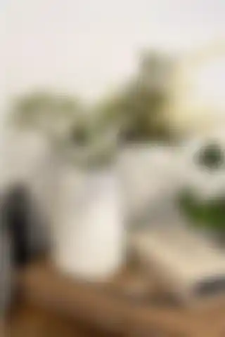BigSale Çizgili Dekoratif Beton Vazo: Estetik ve Fonksiyonel Seçim