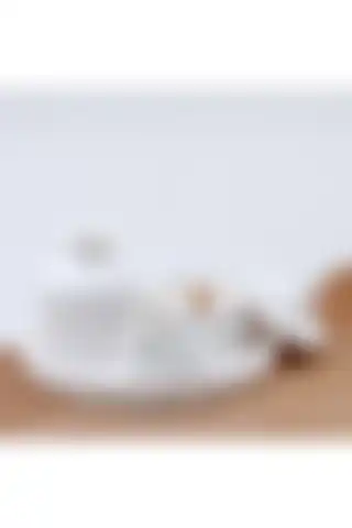 Fire Candle Beyaz Vazo Oval Tepsi Seti: Şıklık ve Fonksiyonellik