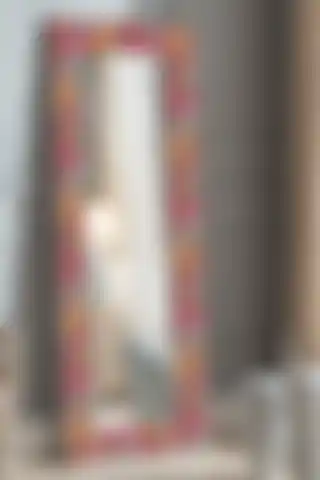 Hediyeler Kapında Pembe Etnik Dekoratif Boy Aynası ile Modern Dekorasyon