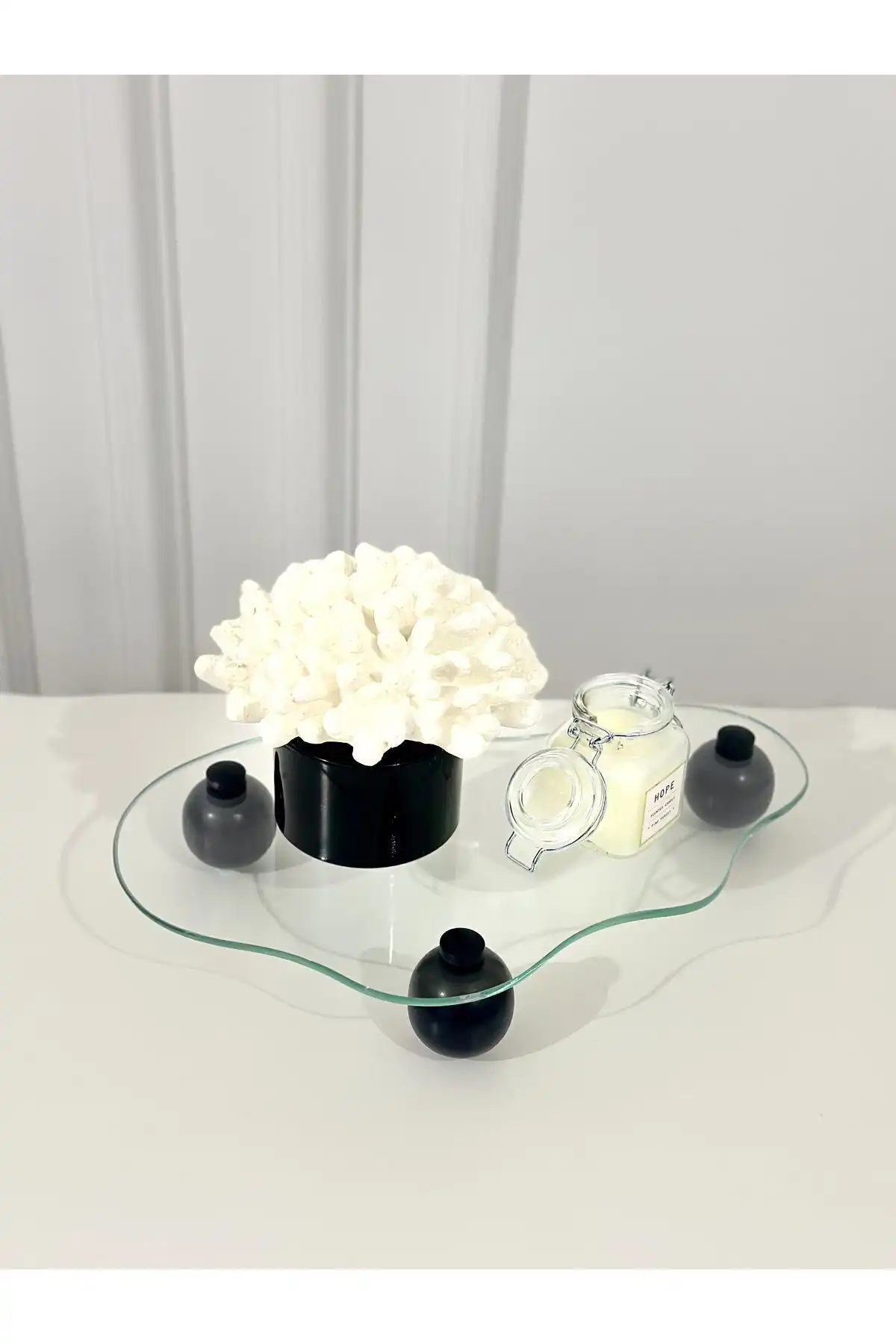Shura Homeware Eğri Cam Tepsi: Modern Tasarım ve Estetik Kullanım İmkânları